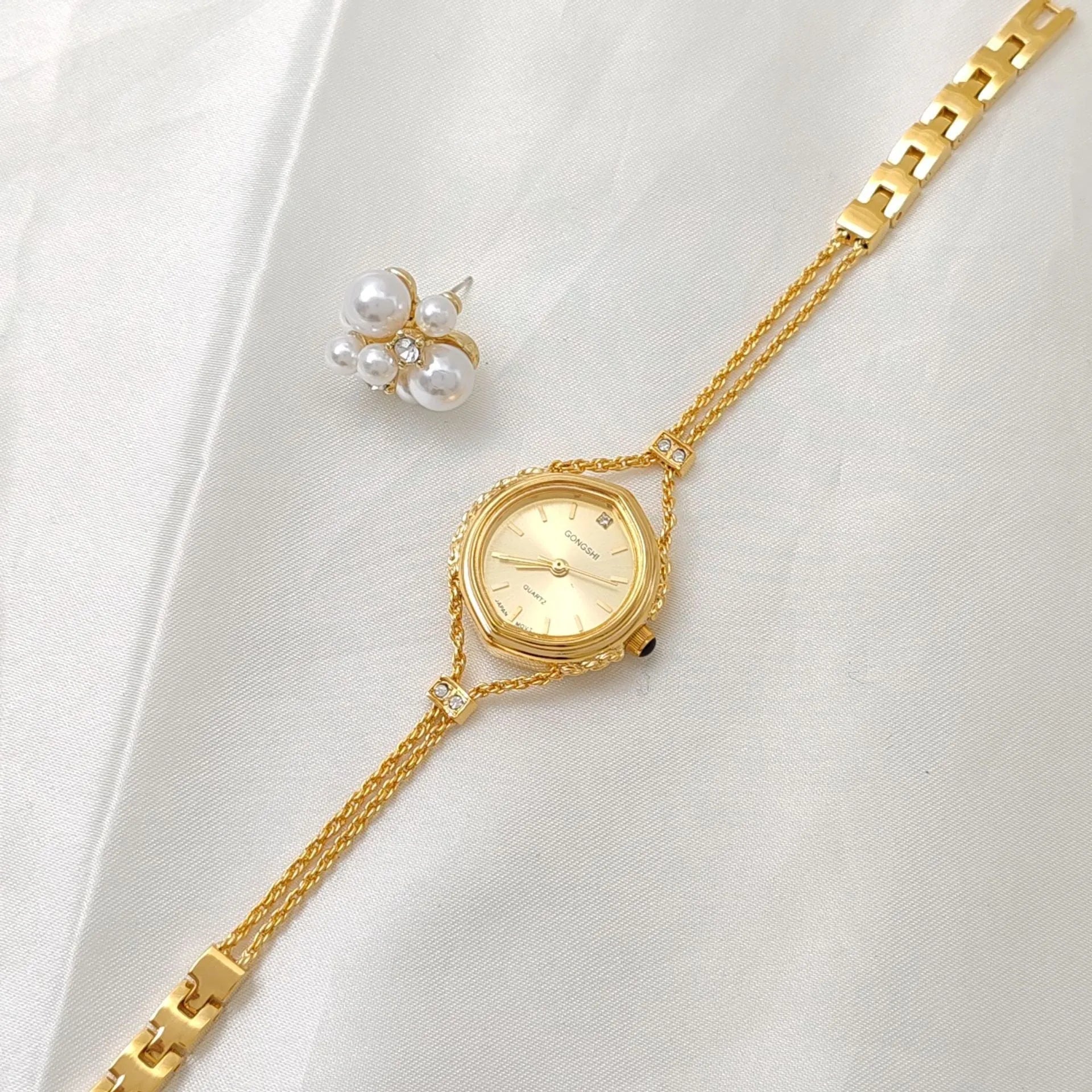 Women's quartz watch with 25mm dial and chain strap in gold or silver finish