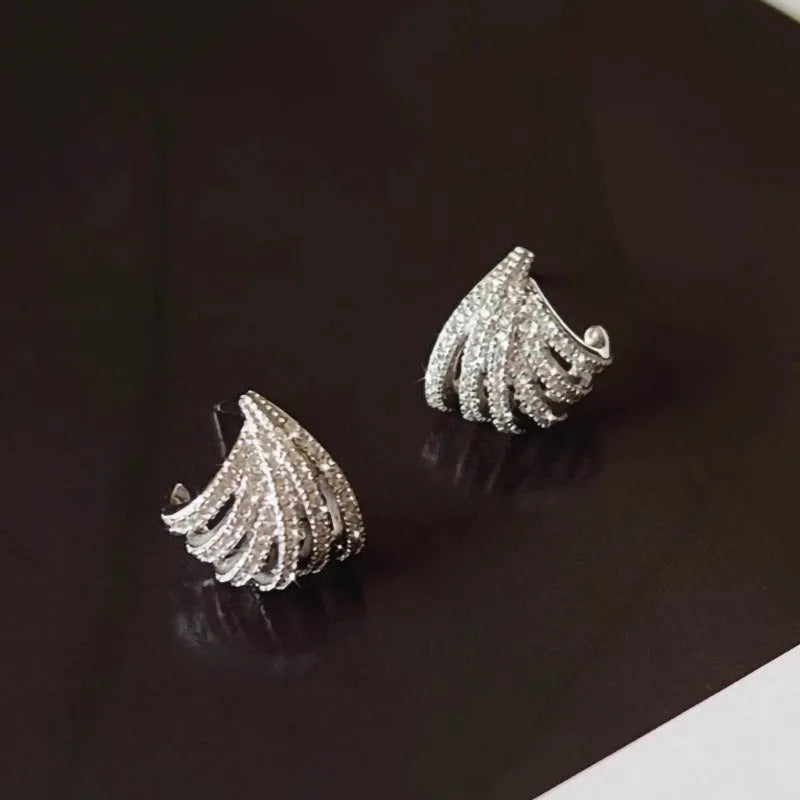 Geometric platinum-coloured zircon earrings with line design and European-American styling