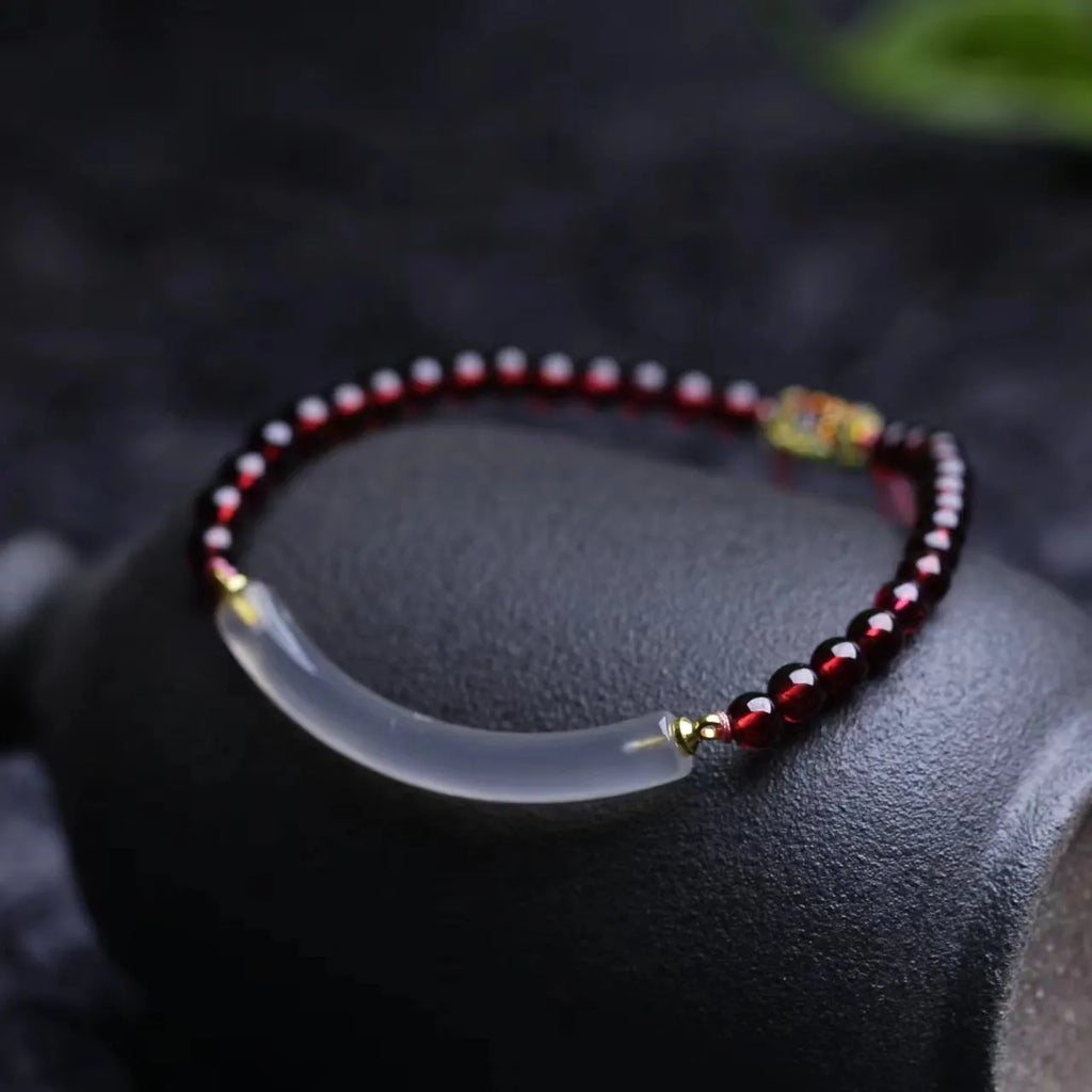 Red garnet pull adjustable bracelet with natural agate style and beaded design