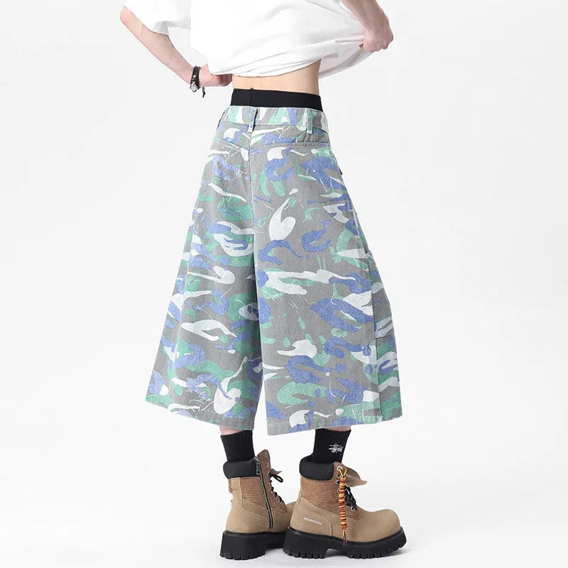 Women's cropped camouflage denim trousers with straight leg cut and front pocket