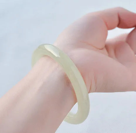 Jade round bar bracelet with winding design showing six sizing options