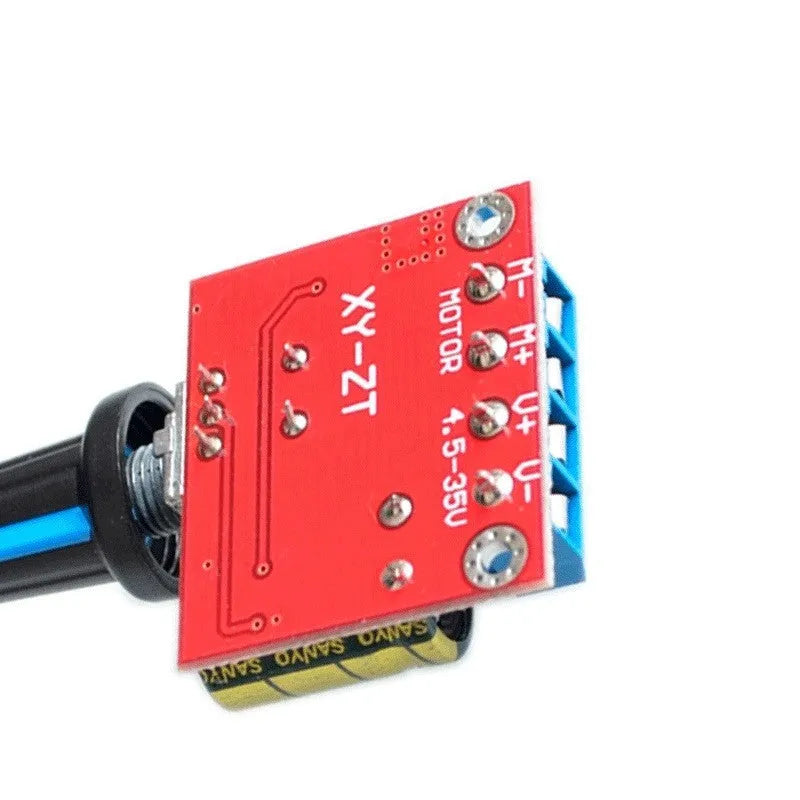Compact PWM DC motor governor with potentiometer knob for 4.5V-35V speed control