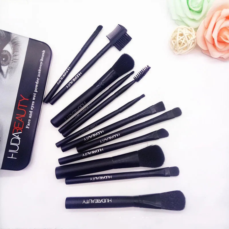 12 makeup brushes in black tin box with corrugated silk nylon bristles and wooden handles
