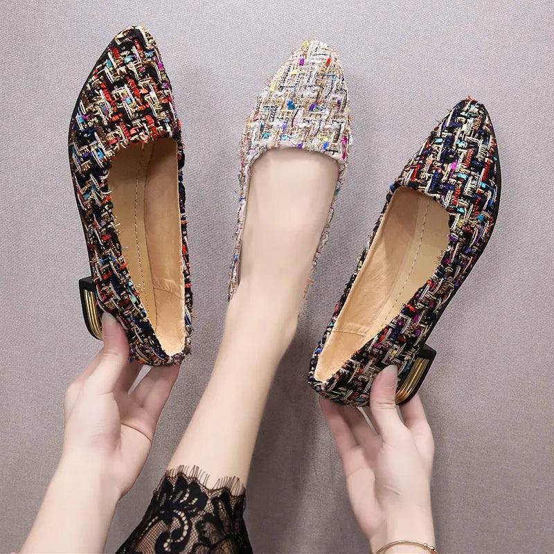 Women's black and white low-top canvas shoes with pointed toe and flat rubber soles