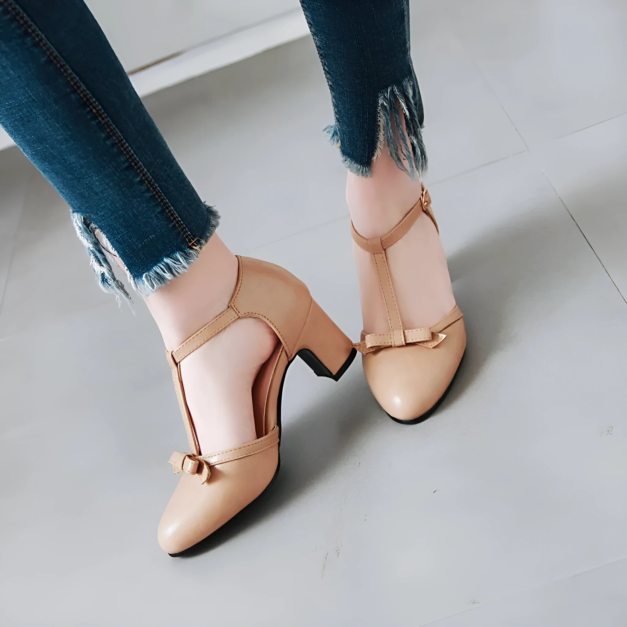 Women's solid colour chunky heel sandals with bow detail and hollow out design on round toe