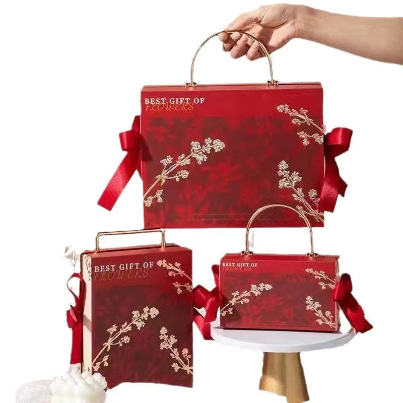 Hand gift box in paper and cardboard, champagne gold, glacier blue or red, with string lights, raffia or single box options.