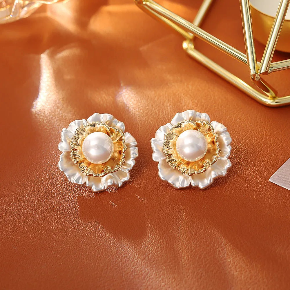 Pleated flower pearl stud earrings in real gold-plated copper, casual floral ear studs, 1 pair