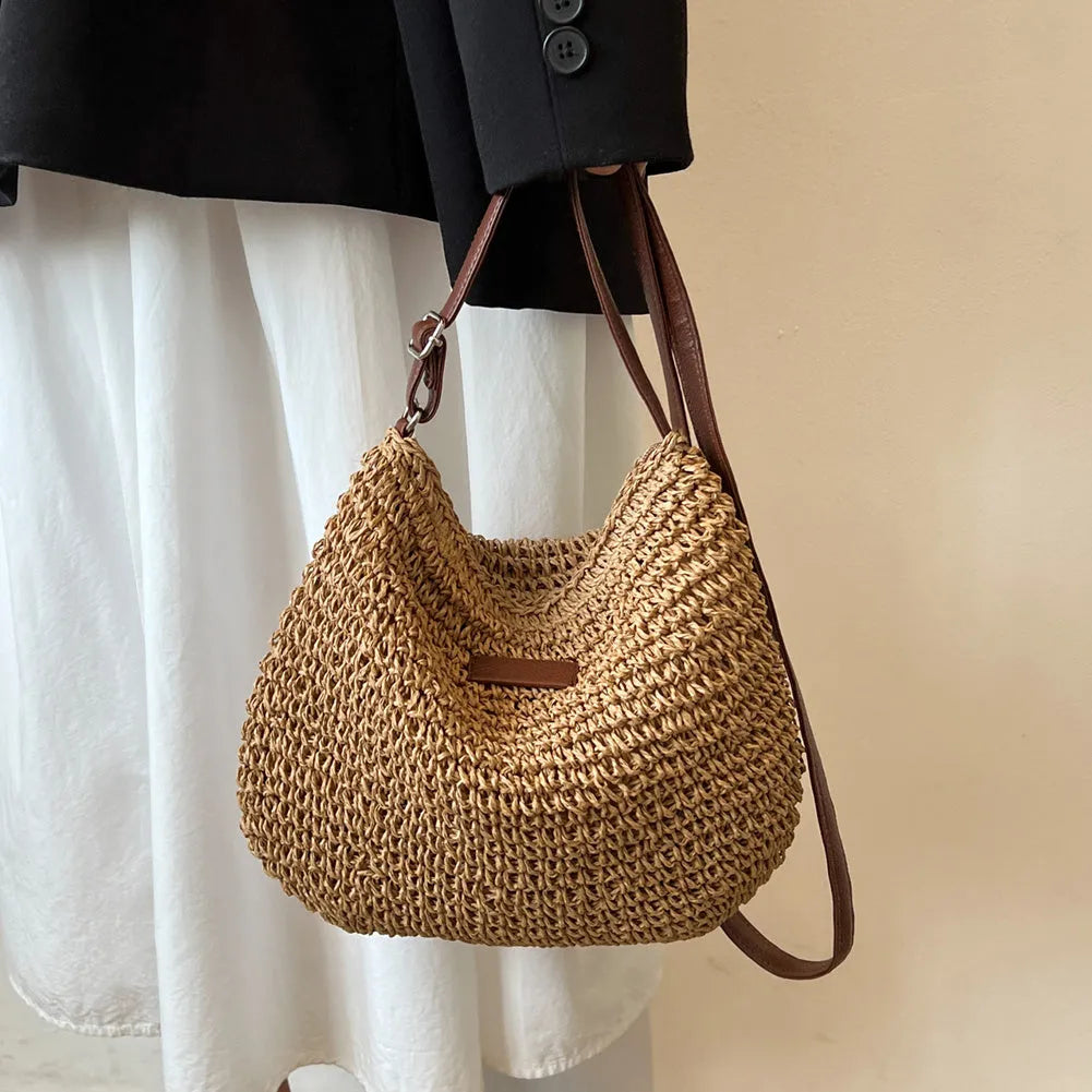 Medium woven straw tote bag with zipper in beige or dark khaki, 29cm wide, 23cm high, 6cm deep.