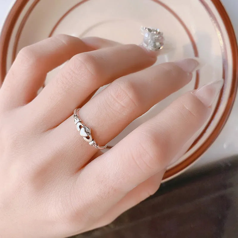 Women's heart-shaped open ring in retro silver colour made from copper material