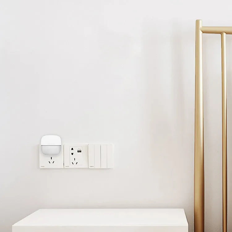 White square plug-in human body sensing night light 66mm with motion sensor for indoor use