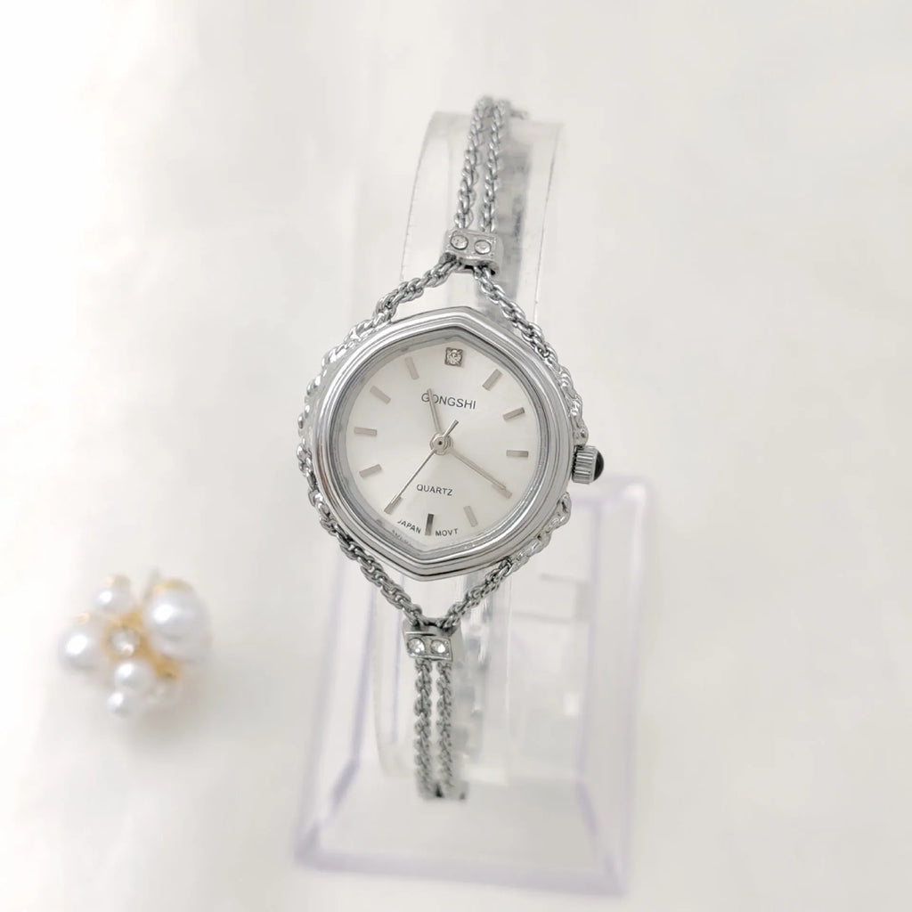 Women's quartz watch with 25mm dial and chain strap in gold or silver finish