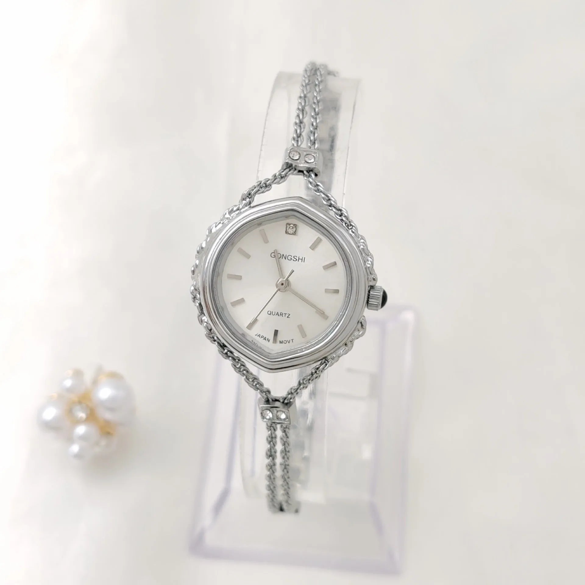 Women's quartz watch with 25mm dial and chain strap in gold or silver finish
