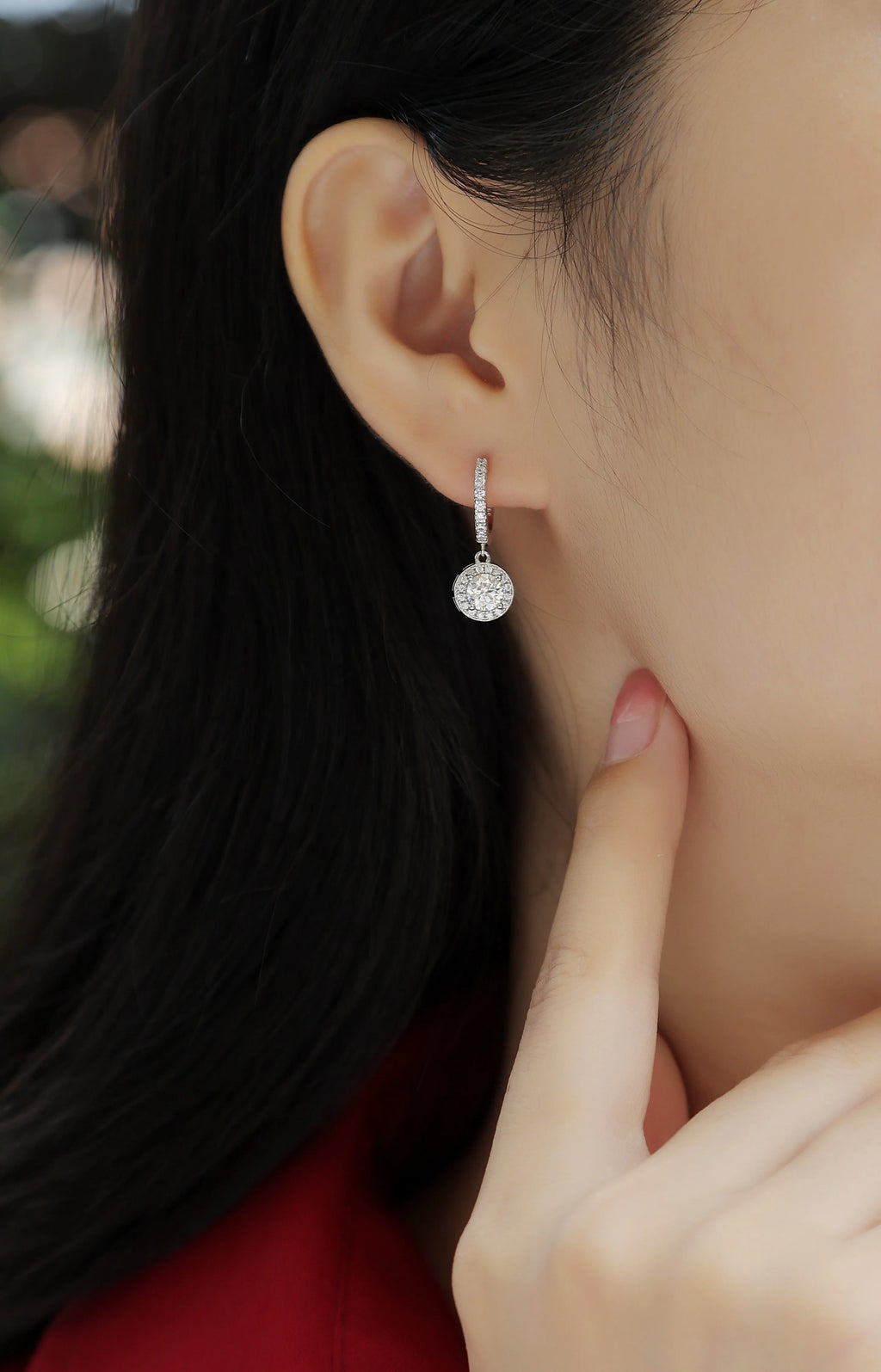 Two moissanite stud earrings, 0.5 carat, S925 silver plated with platinum, 3.2 grams, gift box and GRA certificate.