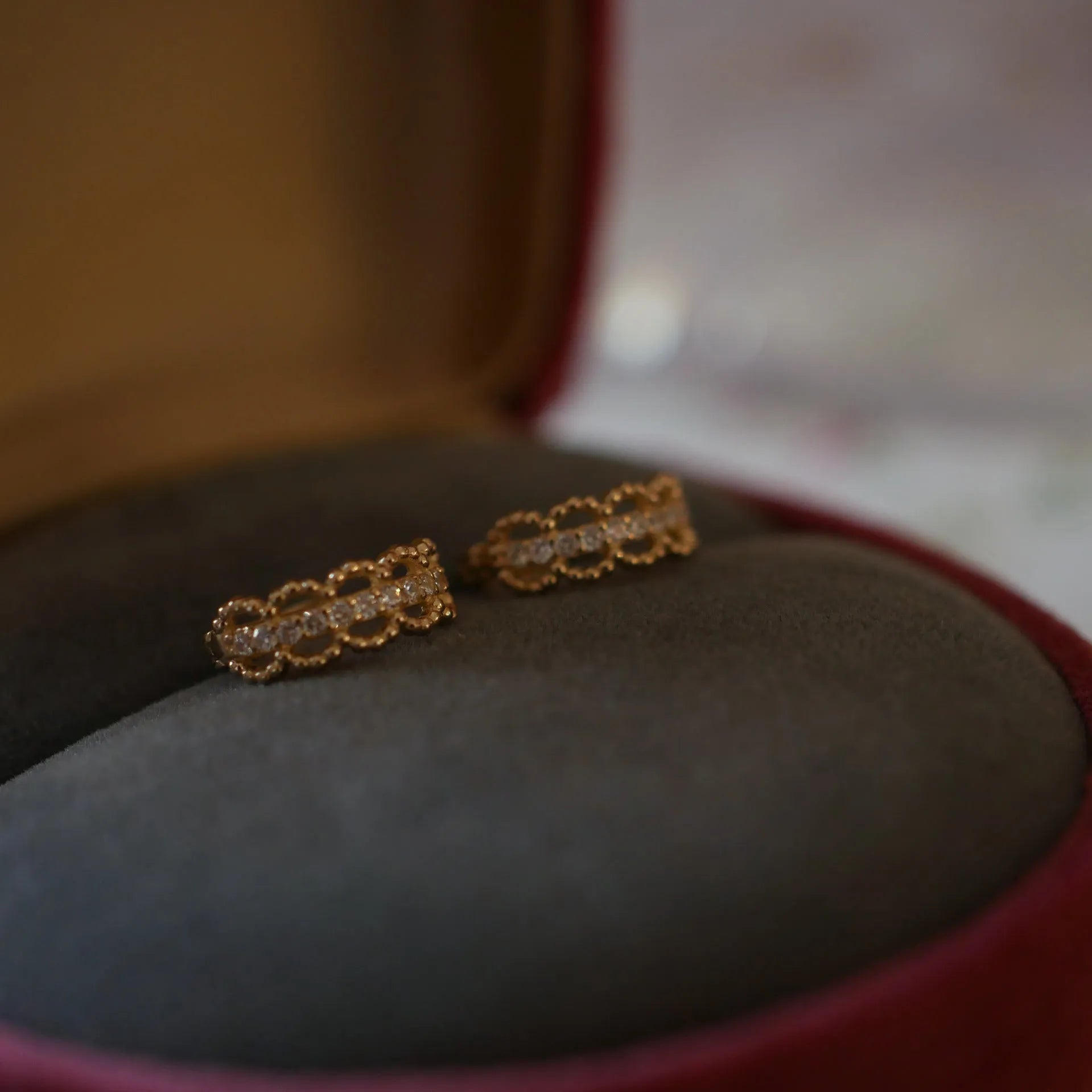 Small lace pattern clip earrings in 925 silver with gold or platinum colour electroplated finish