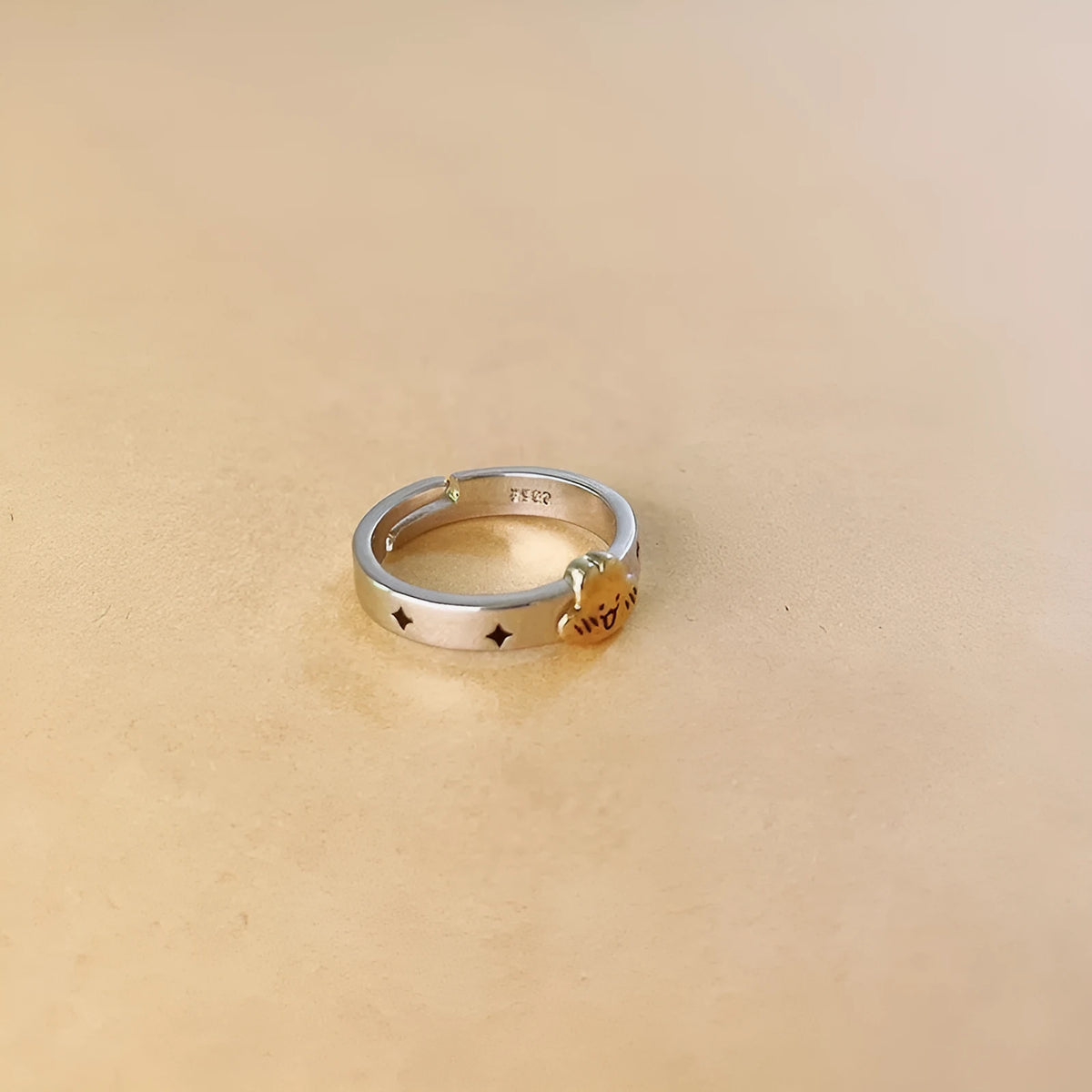 Women's shy rabbit ring in metal with adjustable opening and electroplated finish