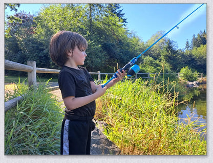 A high-quality fishing pole kit designed for kids, featuring a telescopic rod, spincast reel, and essential fishing accessories for outdoor adventures.