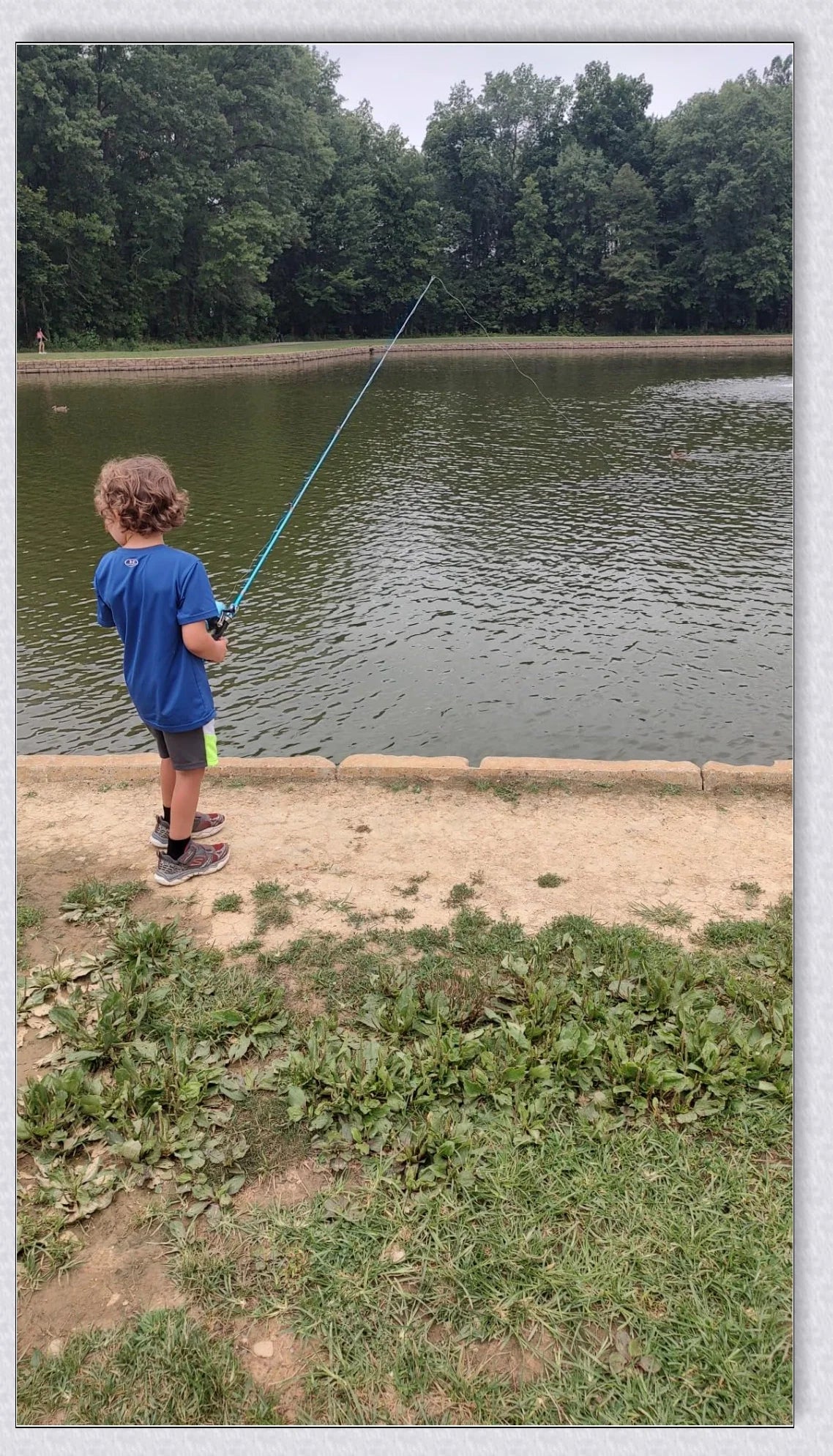 A high-quality fishing pole kit designed for kids, featuring a telescopic rod, spincast reel, and essential fishing accessories for outdoor adventures.