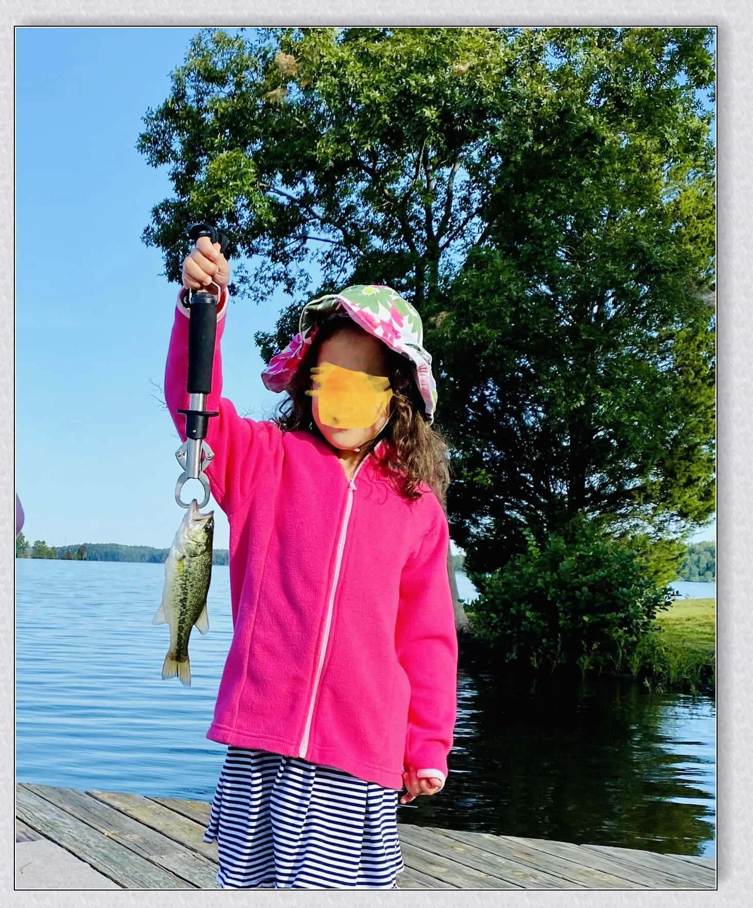 A high-quality fishing pole kit designed for kids, featuring a telescopic rod, spincast reel, and essential fishing accessories for outdoor adventures.